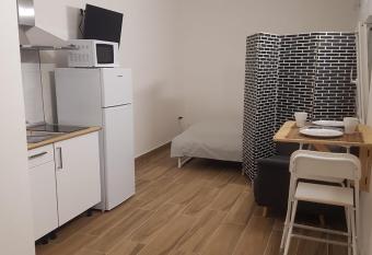 Alojamiento para descansar en tranquilidad con todo a mano has Balcony rooms