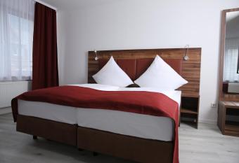 Hotel Grand Corner allows 18 year olds to book a room