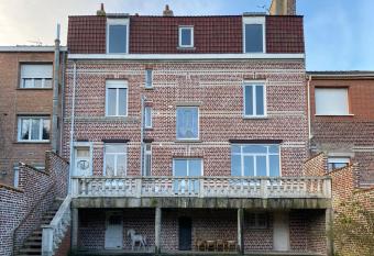 A La Villa Perroy les chambres sont spacieuses et les petit-d  jeuners offerts allows 18 year olds to book a room