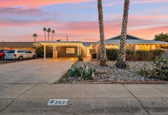 The Arcade! Home w Arcade, Heated Pool, & Hot Tub has Balcony rooms