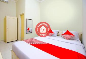 OYO 3083 D Kost 3 Syariah allows 18 year olds to book a room