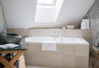 Resort CATTALEYA allows 18 year olds to book a room