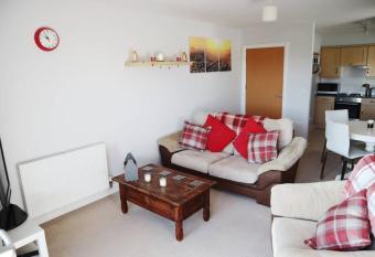 2BR Apt in Crawley w Parking - Near Gatwick has Balcony rooms