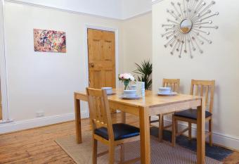 Lovely 3 beds house 6 guests King beds allows 18 year olds to book a room