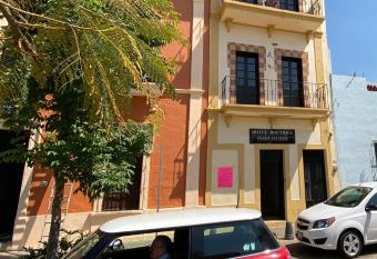 Hotel La Casa de las Lib  lulas allows 18 year olds to book a room