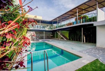 Hotel San Pablo allows 18 year olds to book a room