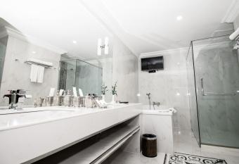 LAOTEL VIENTIANE has rooms with a private hot tub