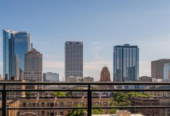 FRONTDESK 1040 Cass St Apts East Town Milwaukee has Balcony rooms