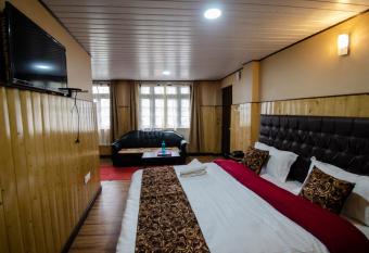 Veronica Alpina allows 18 year olds to book a room