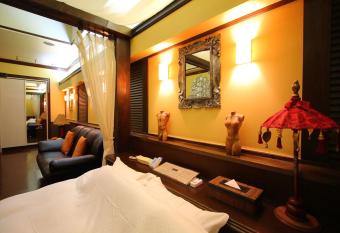 Hotel GIG (Adult Only) allows 18 year olds to book a room