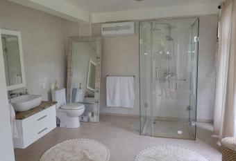 SOUTH HILL VILLA has rooms with a private hot tub