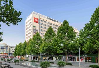 ibis Dresden Zentrum allows 18 year olds to book a room