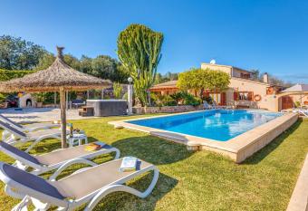 Villa Ca na Guerrera has Balcony rooms