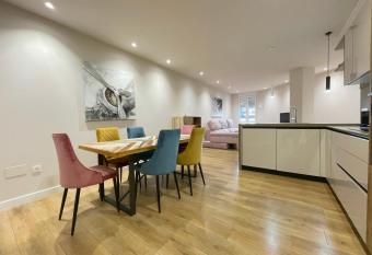 Apartamento Mk77 - Gran Via A allows 18 year olds to book a room