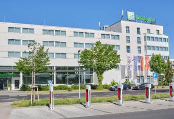 Holiday Inn Berlin Airport - Conference Centre, an IHG Hotel allows 18 year olds to book a room