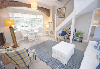 Seagull Cottage, Aldwick allows 18 year olds to book a room