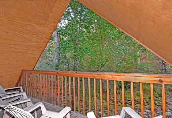BEAR FOOTIN' on the CREEK has Balcony rooms