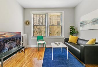Sophisticated 1BR Apt in Lakeview near Shops - Belmont C2 has rooms with a private hot tub