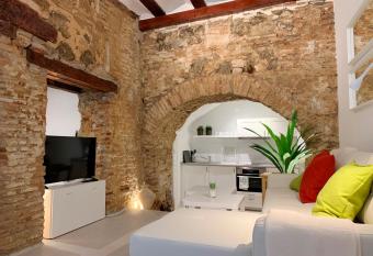 Toledo Medieval - Parking Gratis allows 18 year olds to book a room