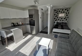 Antracit Apartman allows 18 year olds to book a room