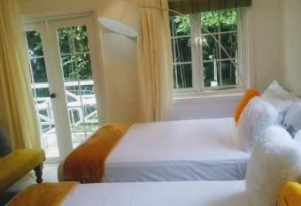 E 20 Mystic Ridge ocho Rios allows 18 year olds to book a room