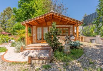 Montevrain Cottage has Balcony rooms