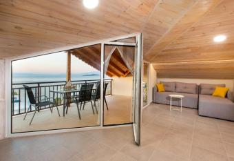 Villa Theasi has Balcony rooms