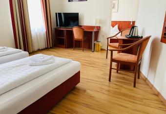 Hotel am Ledermuseum allows 18 year olds to book a room