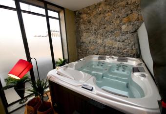 Appartement spa privatif Grenoble At Home Spa allows 18 year olds to book a room