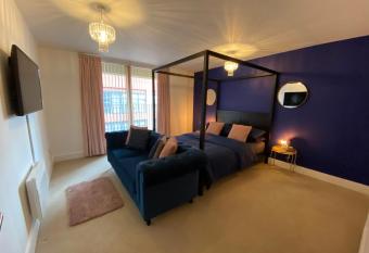 Spacious Luxury Waterfront Apartment allows 18 year olds to book a room