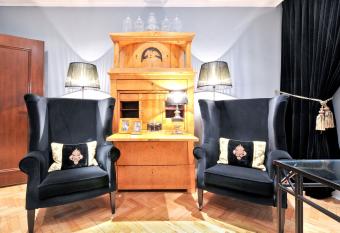 Hotel Sir & Lady Astor allows 18 year olds to book a room