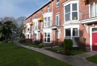Hurst Dene Aparthotel has Balcony rooms