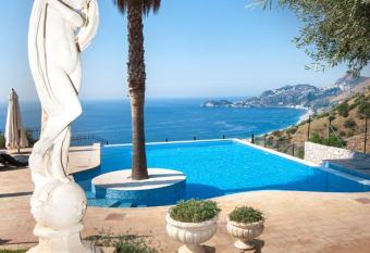 Villa Le Suites Sul Golfo Di Taormina,con piscina infinity a strapiombo sul mare has rooms with a private hot tub