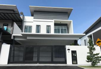 Semi-D New House @ Sungai Abong Muar*10~20pax has Balcony rooms
