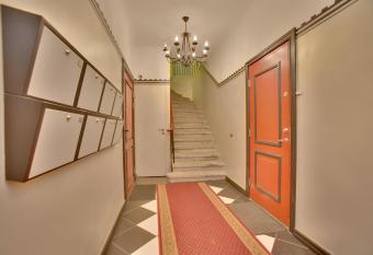 Luxury Suites Sauna & SPA has rooms with a private hot tub