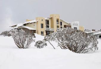 Chalet Hotham 7 allows 18 year olds to book a room