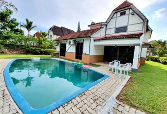 A famosa Resort Villa with private pool by BeeStay 10 pax has Balcony rooms