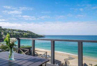 Glas Mordros has Balcony rooms