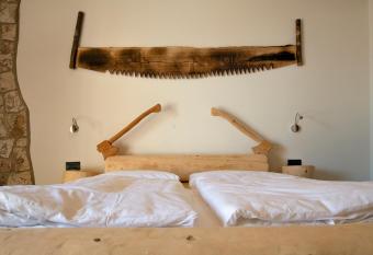 Agritur LA DASA allows 18 year olds to book a room