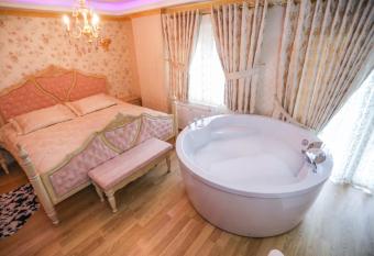 Luxurious Apartment Lake View Pogradec allows 18 year olds to book a room