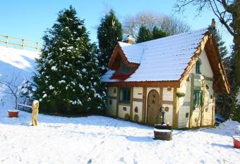 Snow Whites House - Farm Park Stay with Hot Tub has rooms with a private hot tub