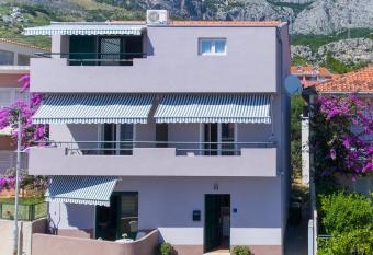 Apartments Loncar has Balcony rooms