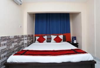 OYO White Palace Hotel & Resort New Alipore Near Kalighat Kali Temple allows 18 year olds to book a room