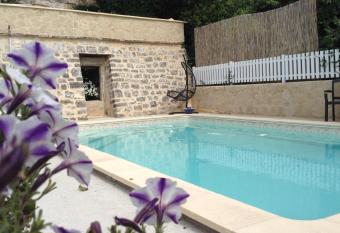 The Gite at No 1 Castelnau de Montmiral allows 18 year olds to book a room