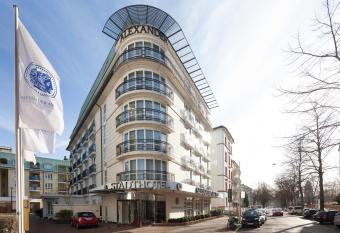 Alexander am Zoo allows 18 year olds to book a room