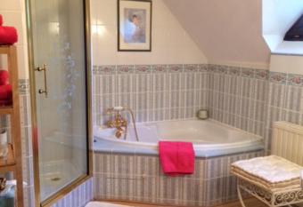 Les 3 Roses allows 18 year olds to book a room