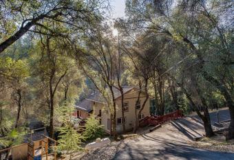 Creek Side Getaway has Balcony rooms