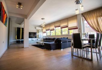 A Stylish Apartment In The Center Of Kastoria has Balcony rooms