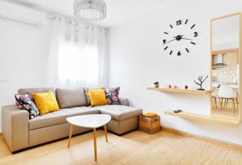 Family Bungalow La Zenia Beach allows 18 year olds to book a room