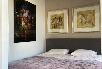 PetitGrandeur allows 18 year olds to book a room